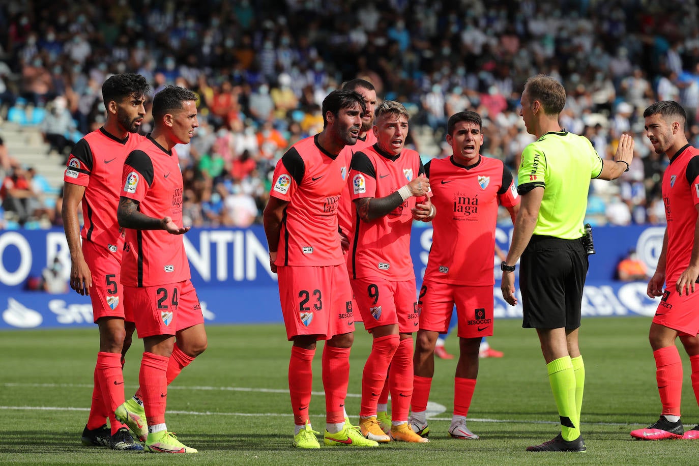 El Málaga cae en su visita a la Ponferradina (4-0). 