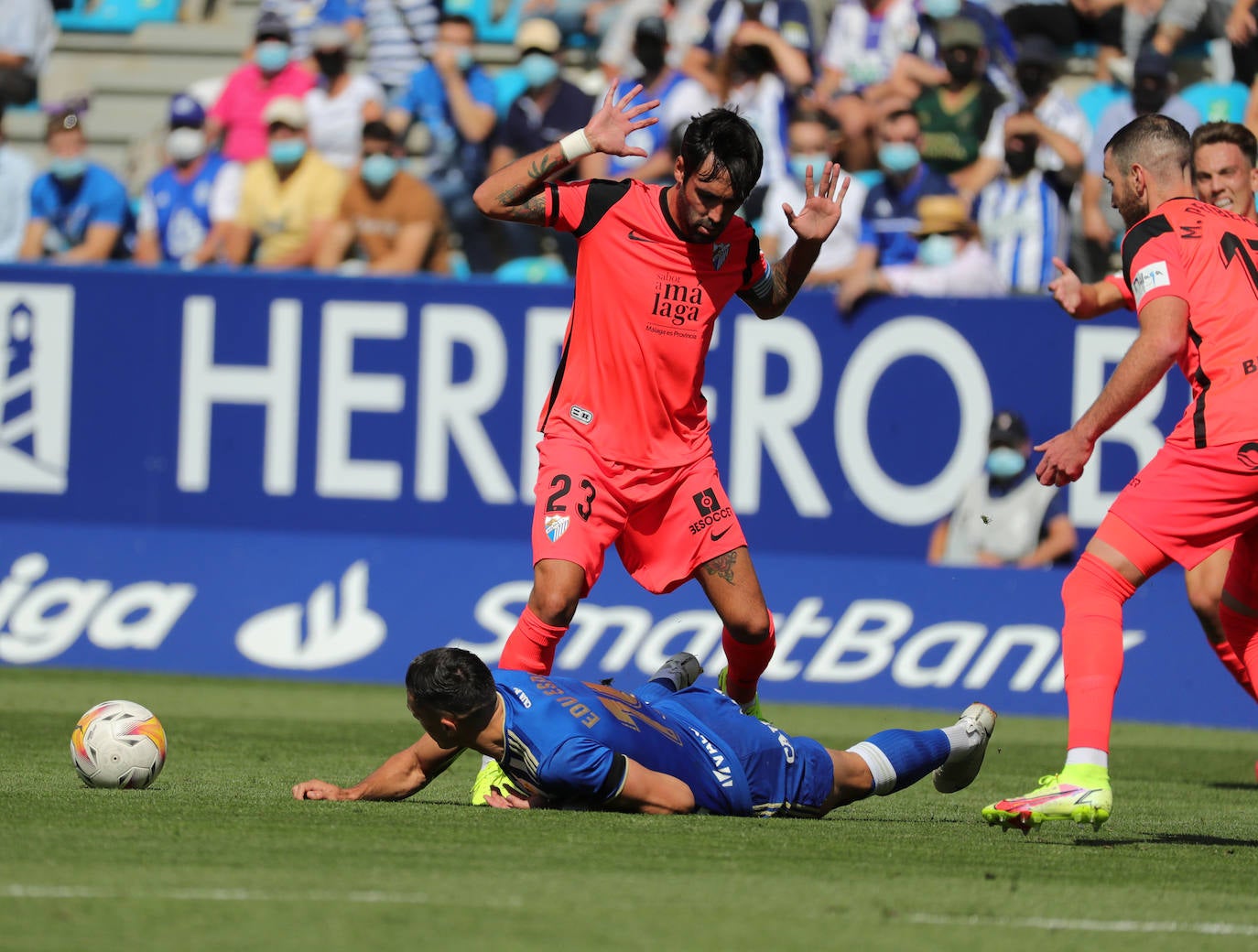 El Málaga cae en su visita a la Ponferradina (4-0). 