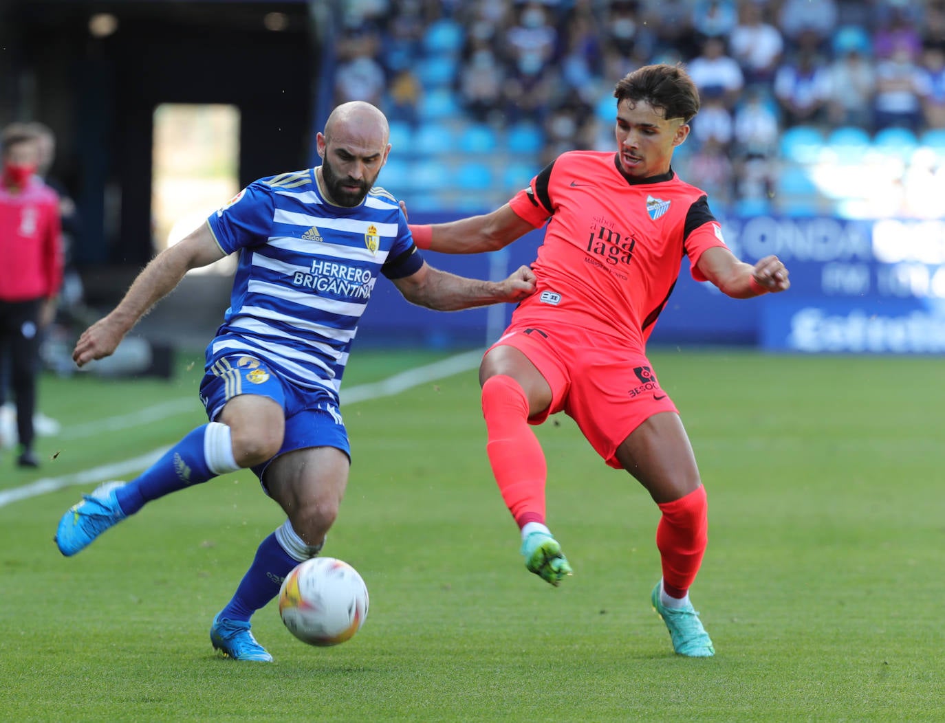 El Málaga cae en su visita a la Ponferradina (4-0). 