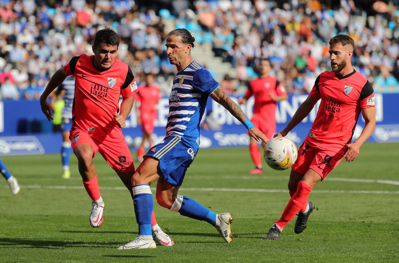 El Málaga cae en su visita a la Ponferradina (4-0). 