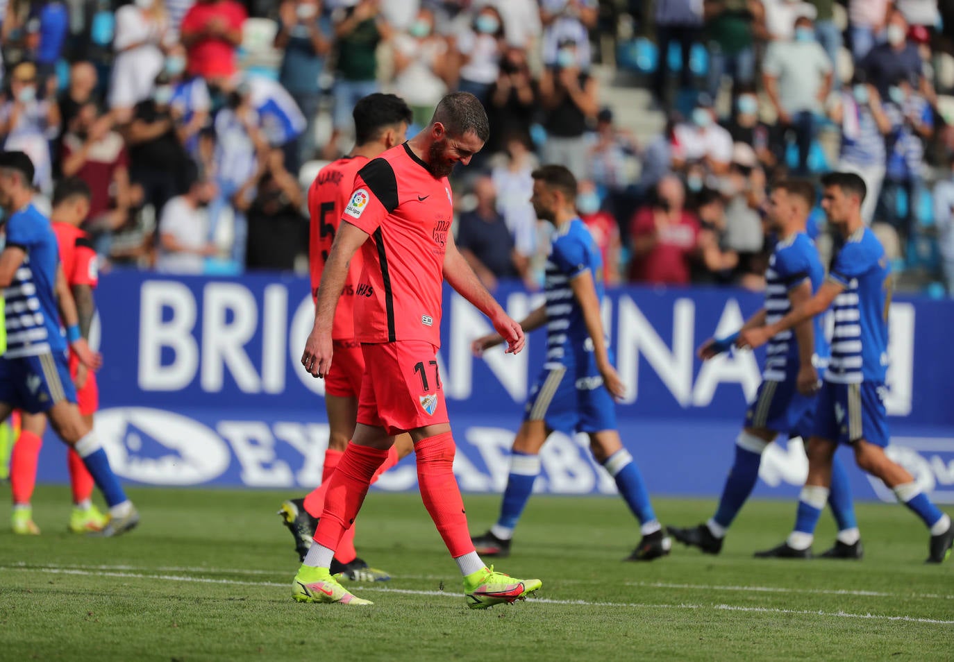 El Málaga cae en su visita a la Ponferradina (4-0). 