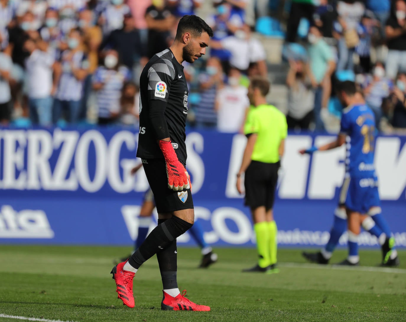 El Málaga cae en su visita a la Ponferradina (4-0). 