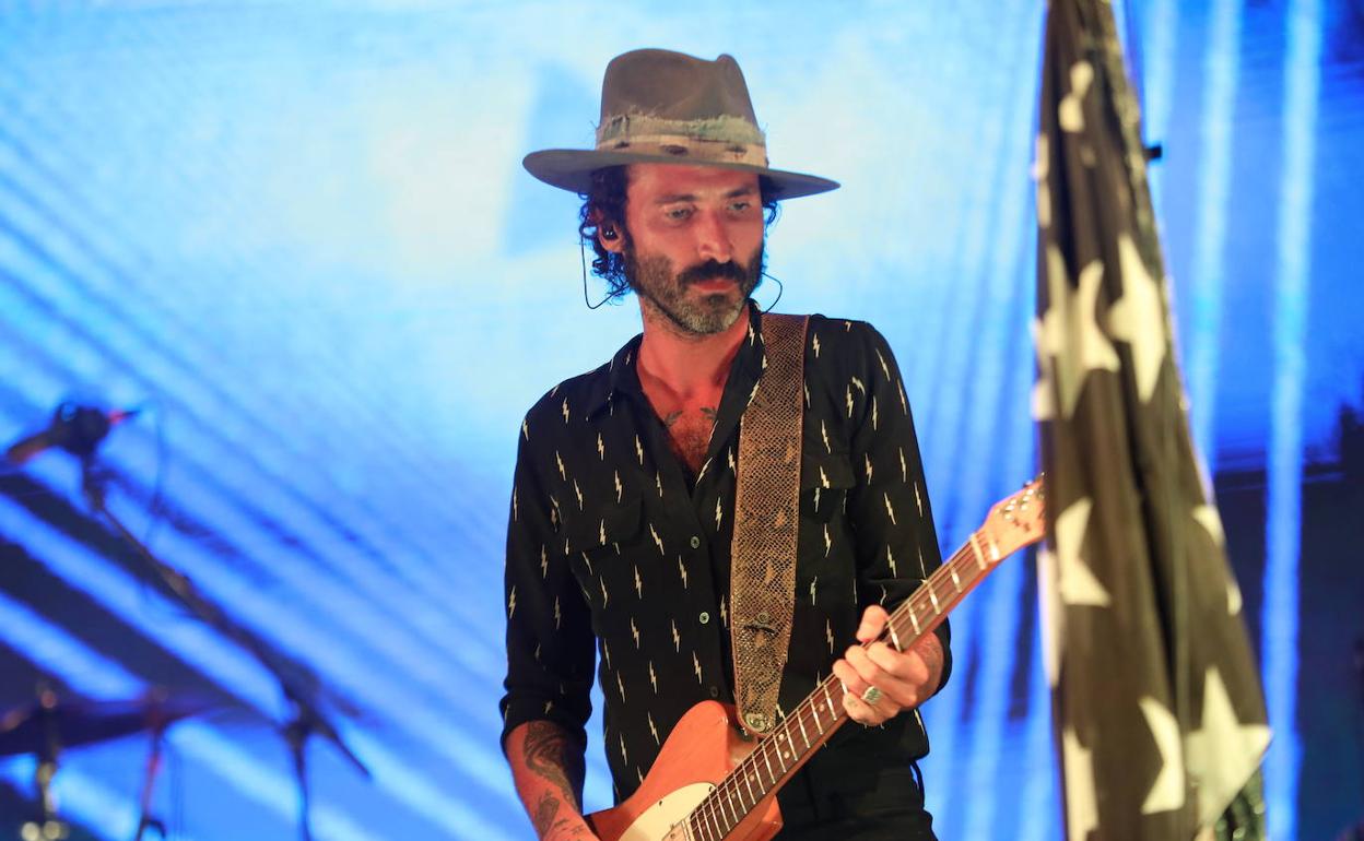 Leiva, durante el concierto anoche en el festival 'Cosquín Rock' en Marenostrum. 