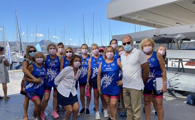 Algunas de las mujeres de la entidad junto a Fernando, quien fue su primer entrenador en los comienzos.