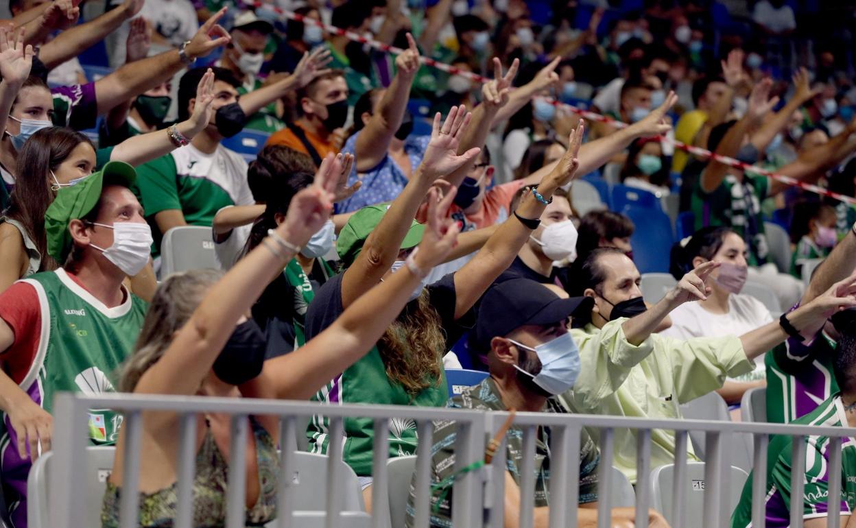 Aficionados del Unicaja disfrutan durante el partido. 