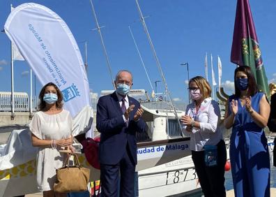 Imagen secundaria 1 - Representación de Club Mediterráneo, Fundación 'La Caixa', Ayuntamiento, Quirónsalud, entre otras. Momento en el que se descubre el segundo barco que utilizarán las mujeres de Dragon Boat BCS. La presentación tuvo lugar en La Marina del Real Club Mediterráneo.