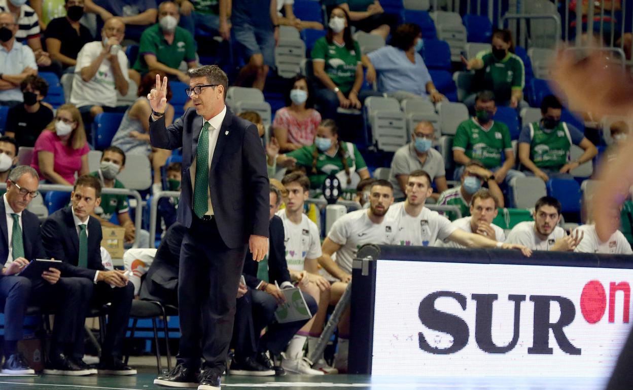 El entrenador del Unicaja, Fotis Katsikaris, en el duelo de este domingo. 