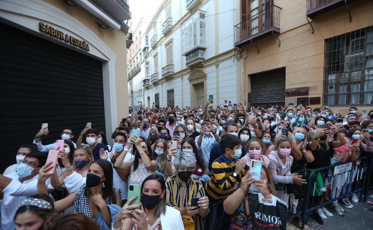 La Policía Local ha colocado vallas en las calles del entorno de la Catedral para limitar la afluencia de personas. 