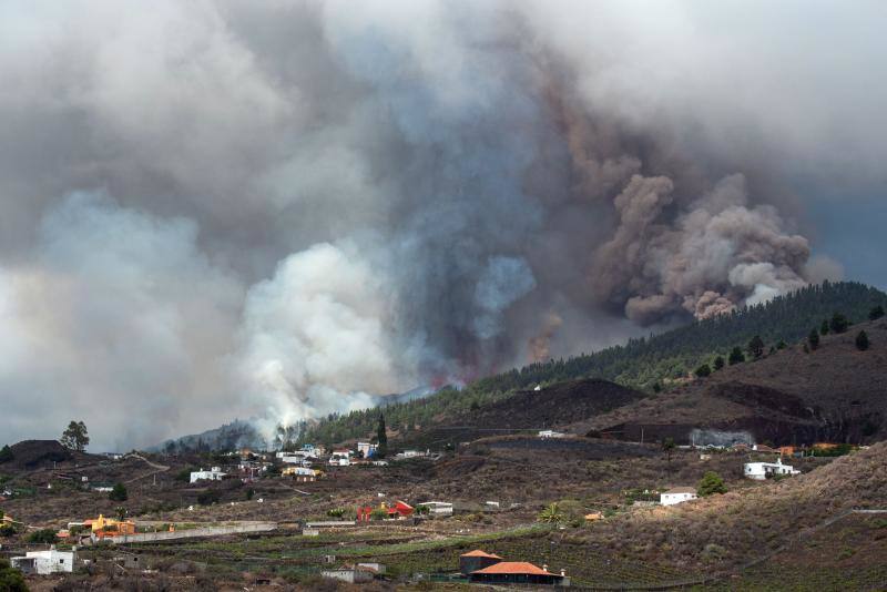 La lava y el humo se acercan peligrosamente a las casas cercanas. 