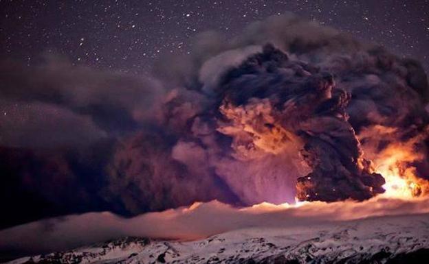 La montaña de humo y ceniza del Eyjafjallajökull obligó a suspender miles de vuelos..