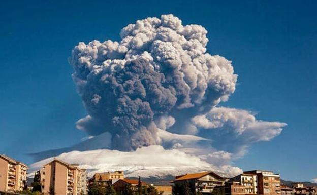 Espectacular nube de humo y ceniza del Etna vista desde la ciudad de Catania.