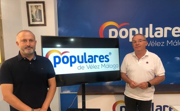 El portavoz del PP, Francisco Delgado, este lunes en rueda de prensa en la sede de los populares veleños. 