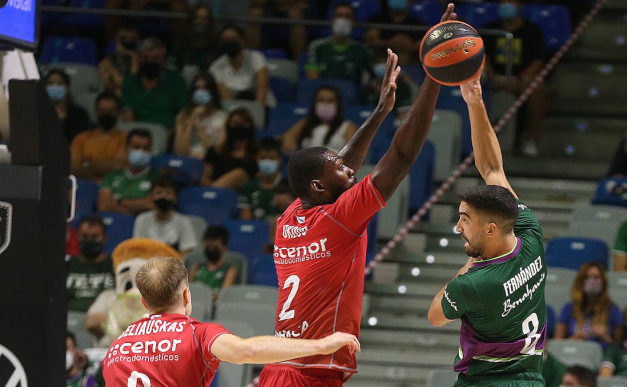 Jaime Fernández busca el pase ante Okouo y Beliauskas en el duelo del domingo. 