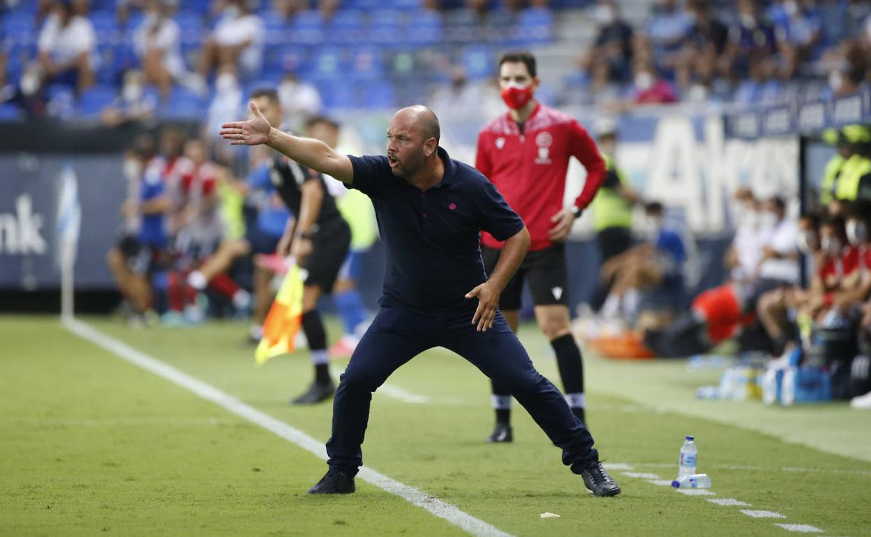 José Alberto, en un gesto enérgico en un partido saliéndose de área técnica. 