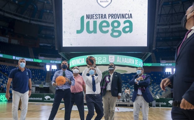 Armijo, Mena, Villanova, Salado, Cardeña y Moreno Ferrer, ayer lanzando a canasta. 