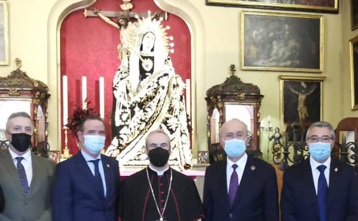 Jesús Catalá, en el centro, en la inauguración de la exposición 'El Verbo Encarnado'. 