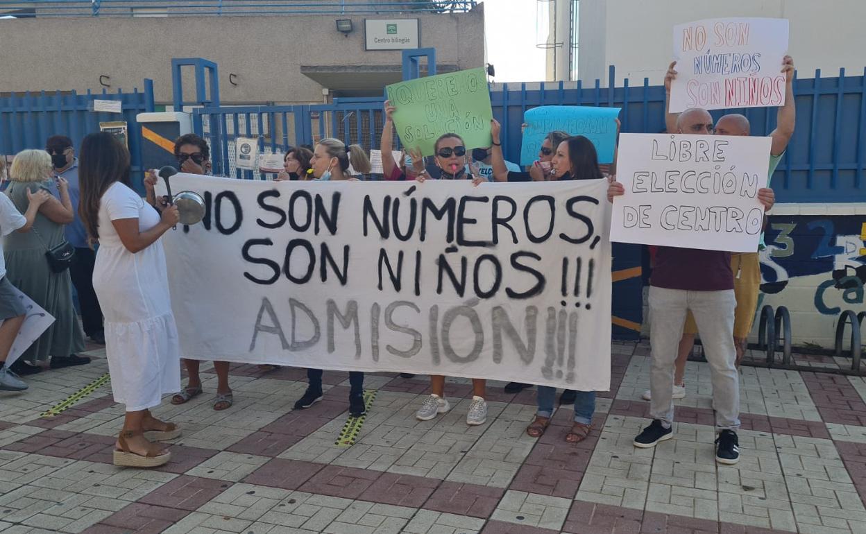 Los progenitores, ayer en su protesta frente al IES Ben Al Jatib de La Cala del Moral. 