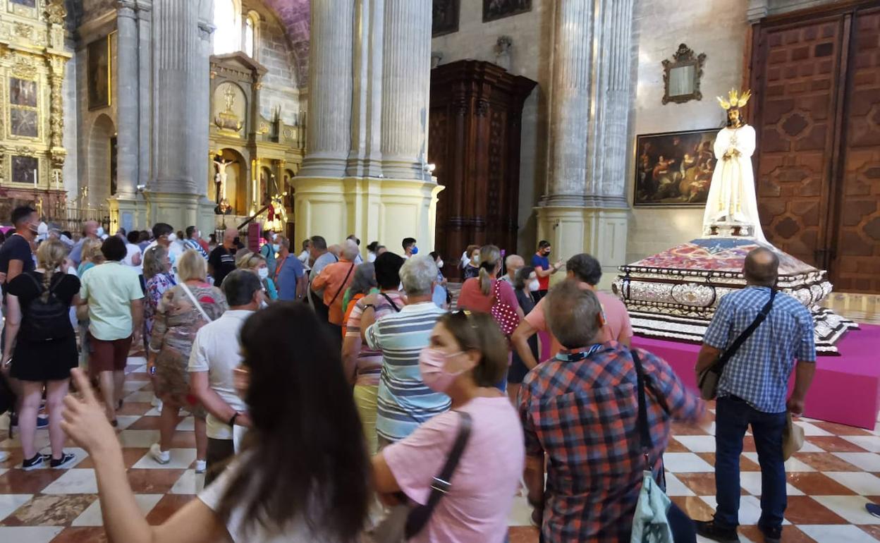 La exposición 'El Verbo Encarnado' recibe las primeras visitas de turistas y malagueños