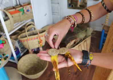 Imagen secundaria 1 - Estas cestas Rita las vendió a una tienda de moda en Italia. Todo el trabajo que hace es totalmente artesanal, desde principio a fin. Los trabajos pueden ser personalizados.