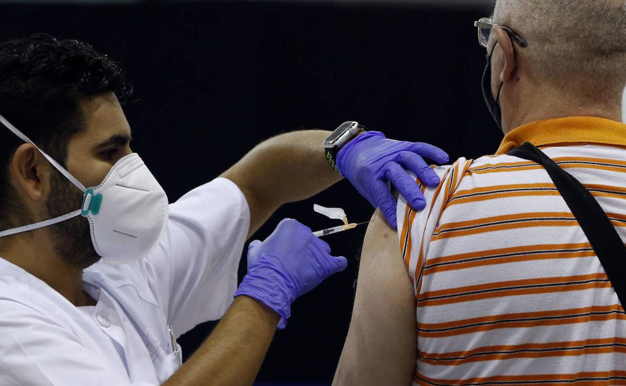 Vacunas COVID: La tercera dosis evitará que cientos de vacunas caduquen en Málaga