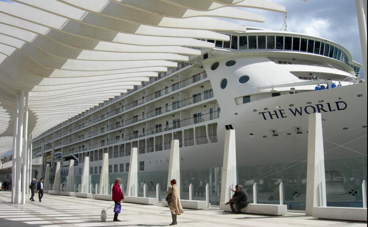 Vista del crucero 'The World' en su última visita a Málaga, en abril de 2019. 