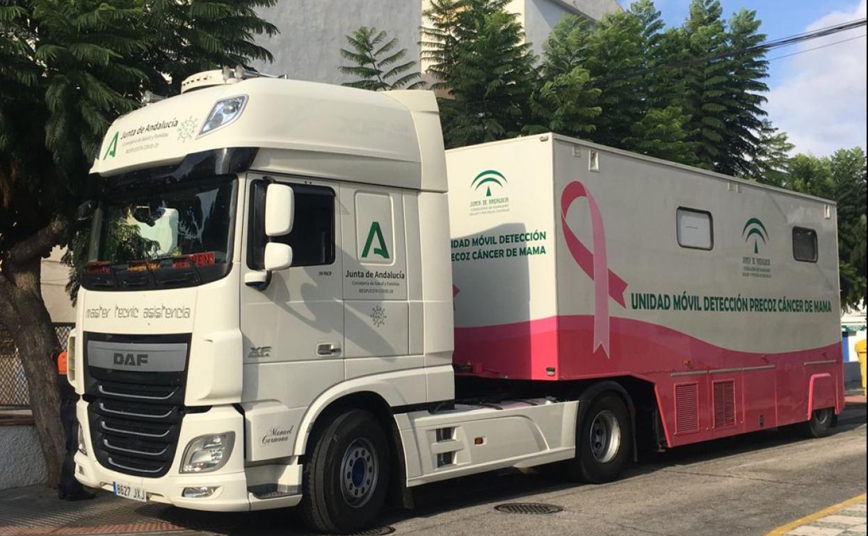 Imagen de la unidad móvil instalada junto al centro de salud de Nerja. 