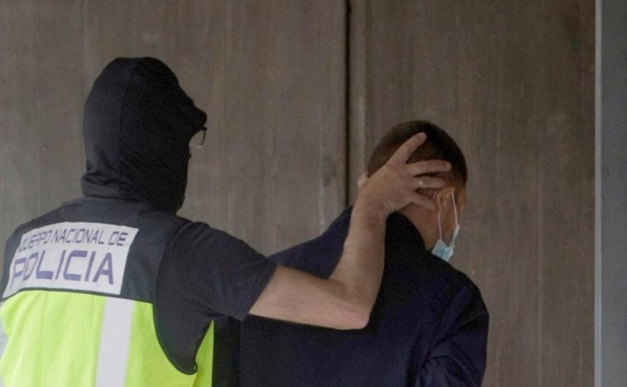 Agentes de la Policía Nacional conducen a un detenido a los juzgados 