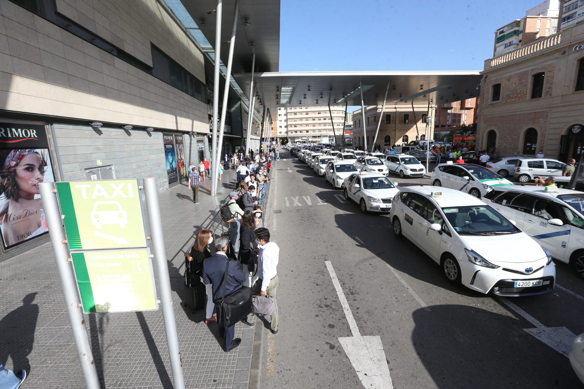 Tras casi dos años en silencio, los profesionales del sector marchan en caravana por el Centro para reivindicar a las administraciones una regulación definitiva sobre este servicio, al que acusan de competencia desleal, intrusismo y de mala praxis profesional.