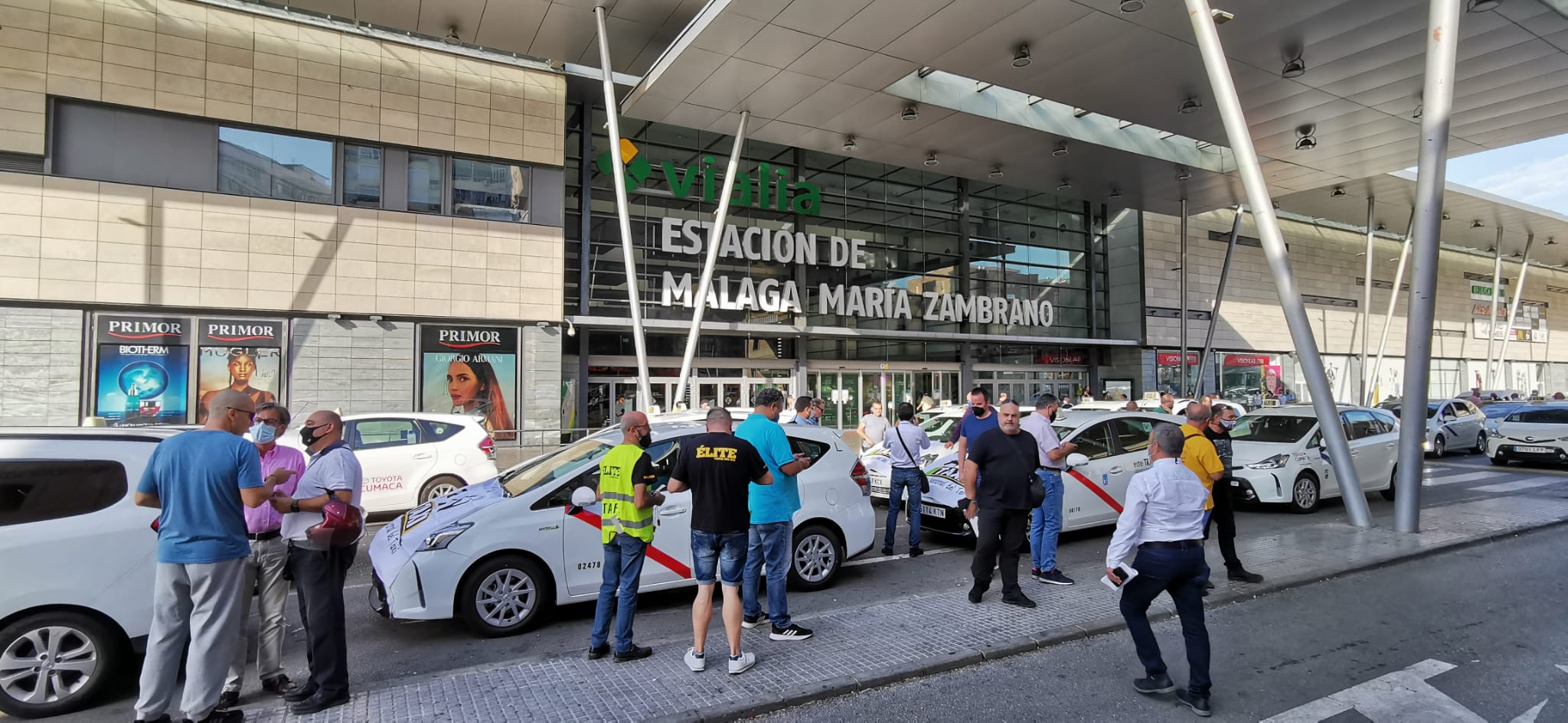 Tras casi dos años en silencio, los profesionales del sector marchan en caravana por el Centro para reivindicar a las administraciones una regulación definitiva sobre este servicio, al que acusan de competencia desleal, intrusismo y de mala praxis profesional.