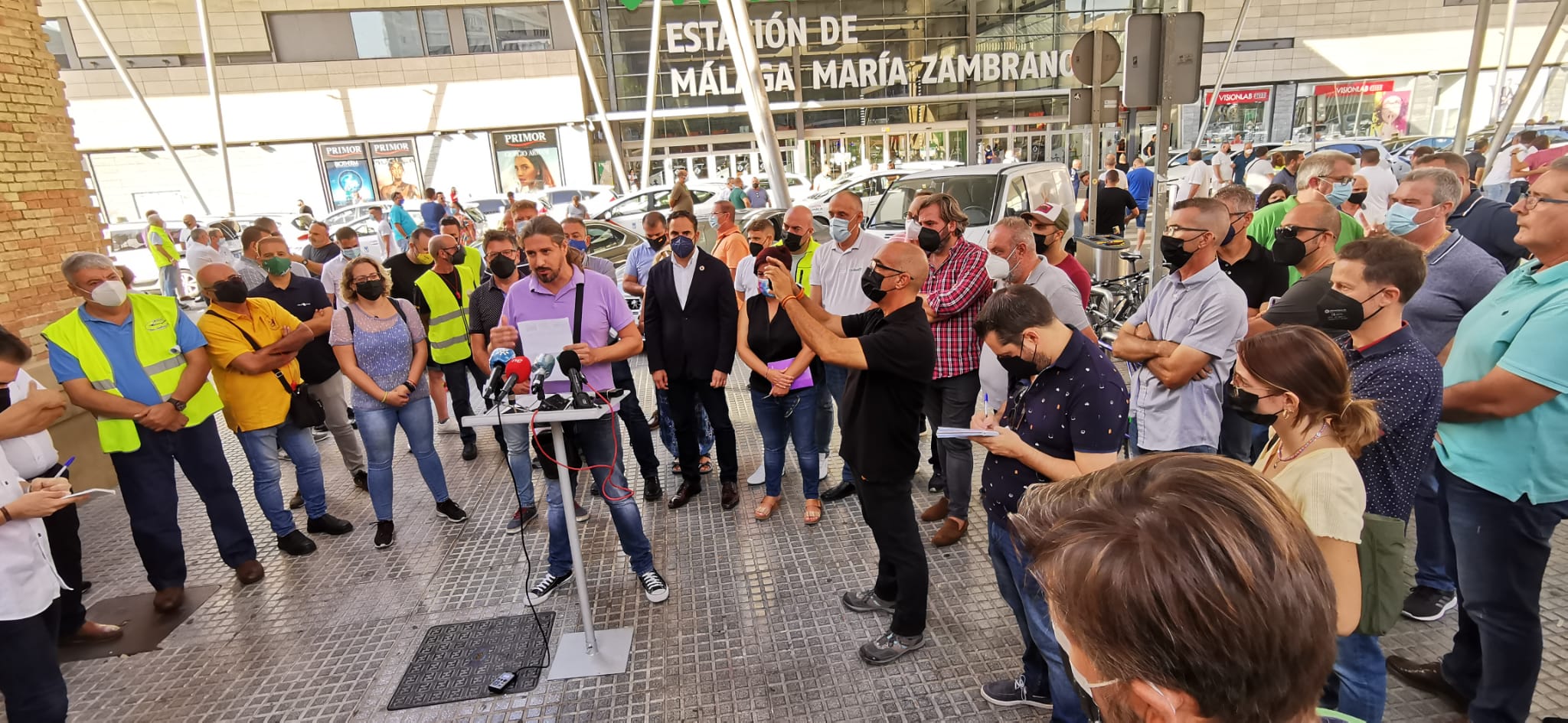 Tras casi dos años en silencio, los profesionales del sector marchan en caravana por el Centro para reivindicar a las administraciones una regulación definitiva sobre este servicio, al que acusan de competencia desleal, intrusismo y de mala praxis profesional.