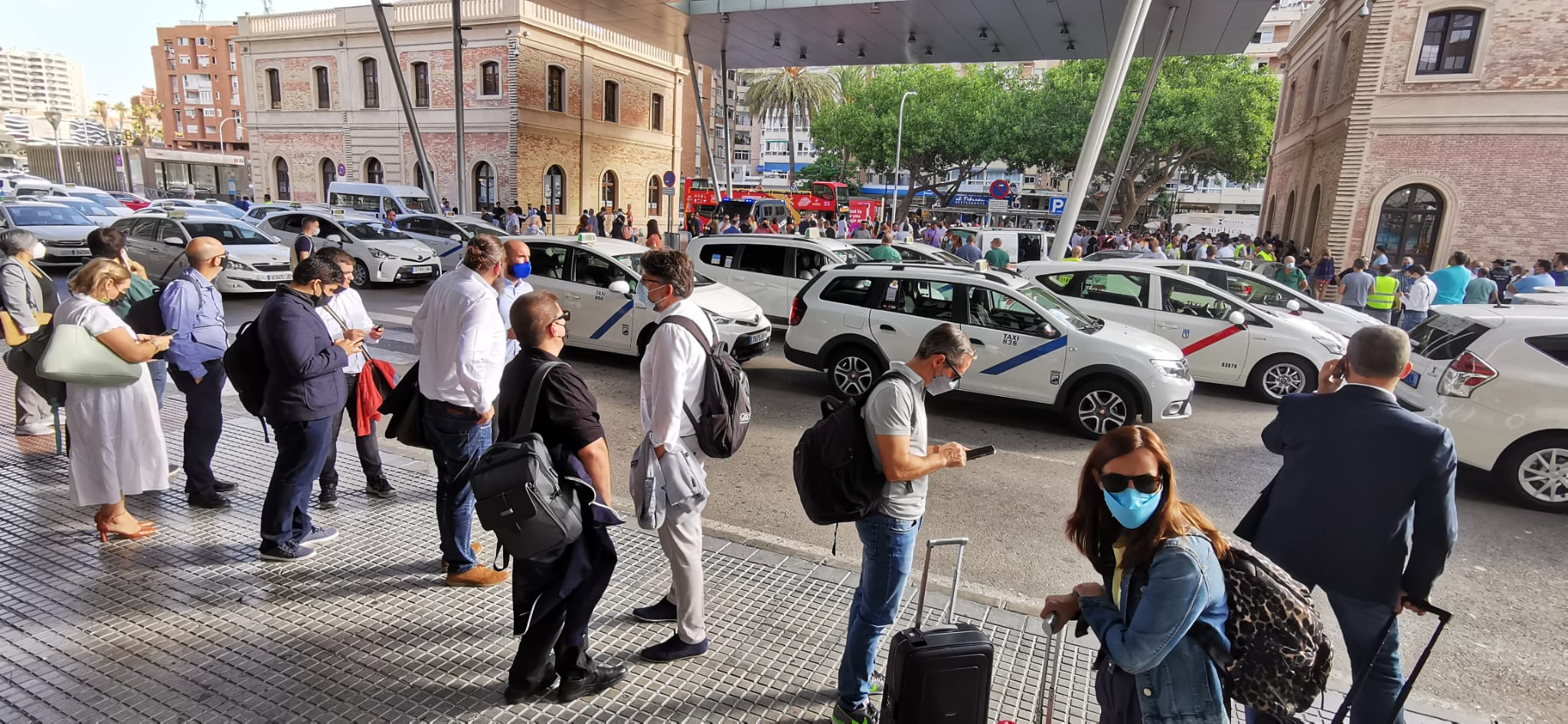 Tras casi dos años en silencio, los profesionales del sector marchan en caravana por el Centro para reivindicar a las administraciones una regulación definitiva sobre este servicio, al que acusan de competencia desleal, intrusismo y de mala praxis profesional.