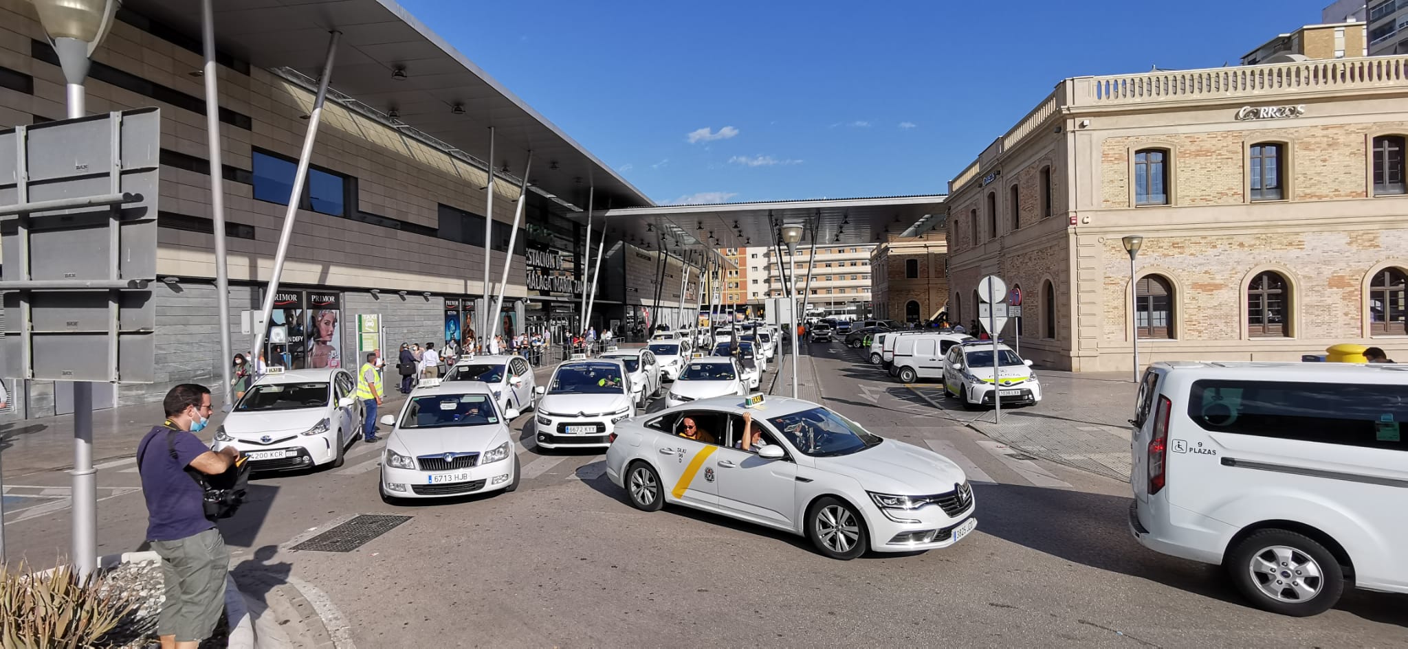 Tras casi dos años en silencio, los profesionales del sector marchan en caravana por el Centro para reivindicar a las administraciones una regulación definitiva sobre este servicio, al que acusan de competencia desleal, intrusismo y de mala praxis profesional.