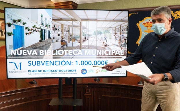 El alcalde nerjeño, José Alberto Armijo, con un diseño de la futura biblioteca. 