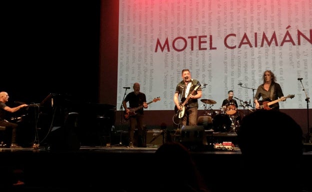 Imagen principal - Arriba, Motel Caimán en el concierto 'Todos con Proteo' en el Cervantes, donde estrenaron su nuevo tema. Debajo, portadas de Ángel Idígoras para Tabletom y Javier Batanero.