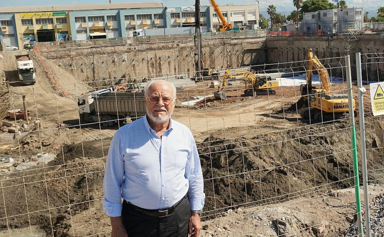 Pedro Rodríguez ante la excavación para aparcamientos de las torres que levantarán Sierra Blanca y Metrovacesa en Torre del Río. 