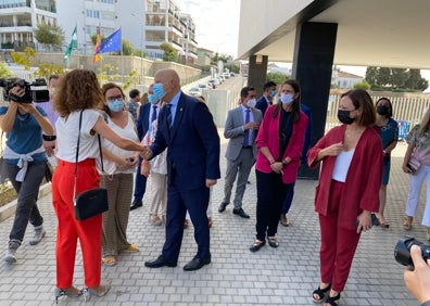 Imagen secundaria 1 - Tres imágenes de la inauguración del IES Margarita Salas este jueves en Torre de Benagalbón. 