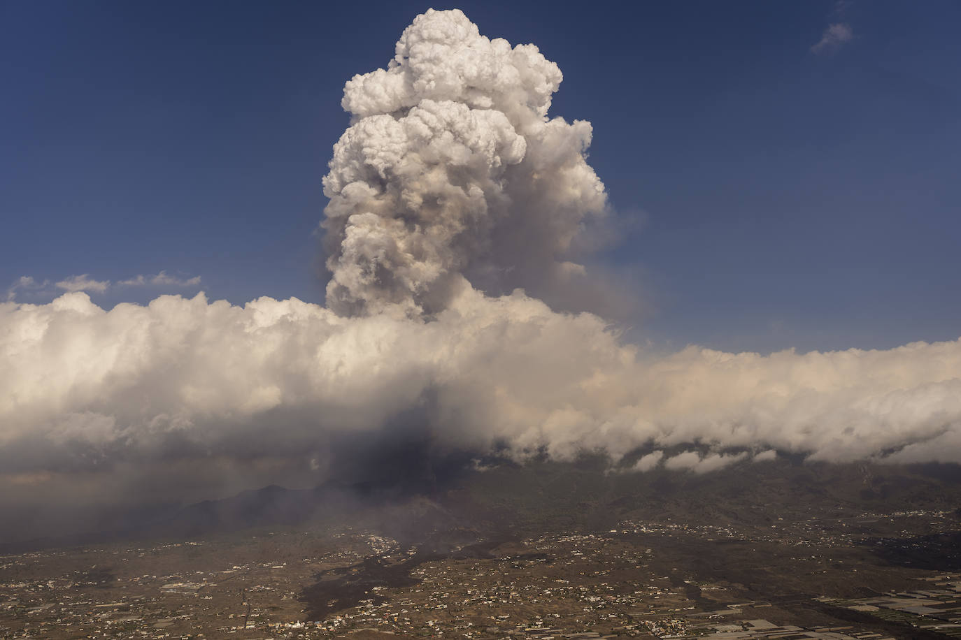 Imagen aérea de la colada de lava.