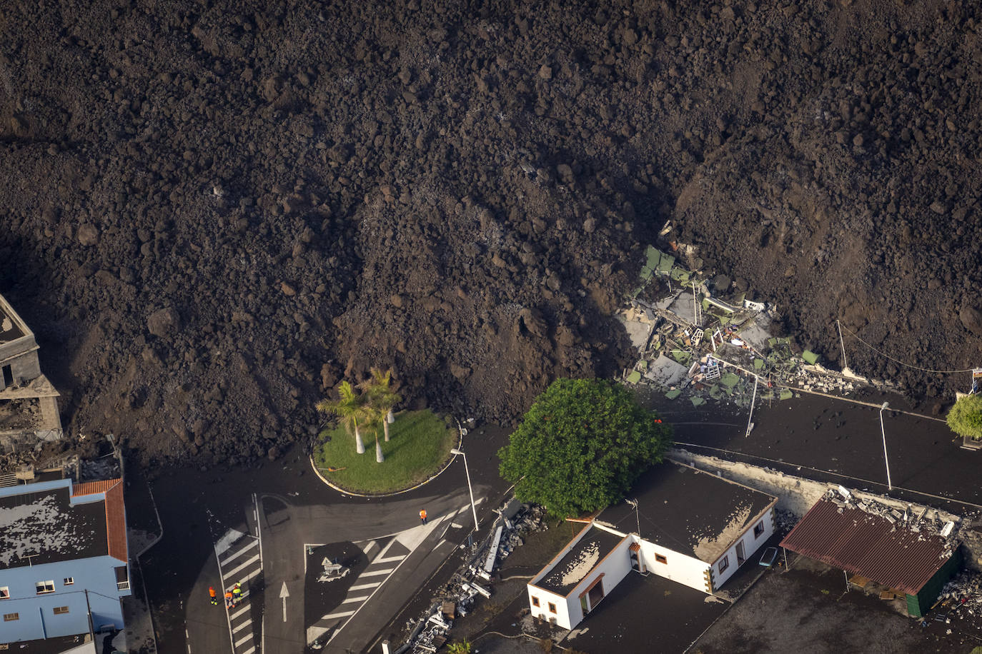 Hogares abandonados en mitad de la lava desprendida del volcán.