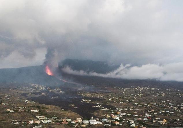 La lava y el humo se elevan tras la erupción del volcán.