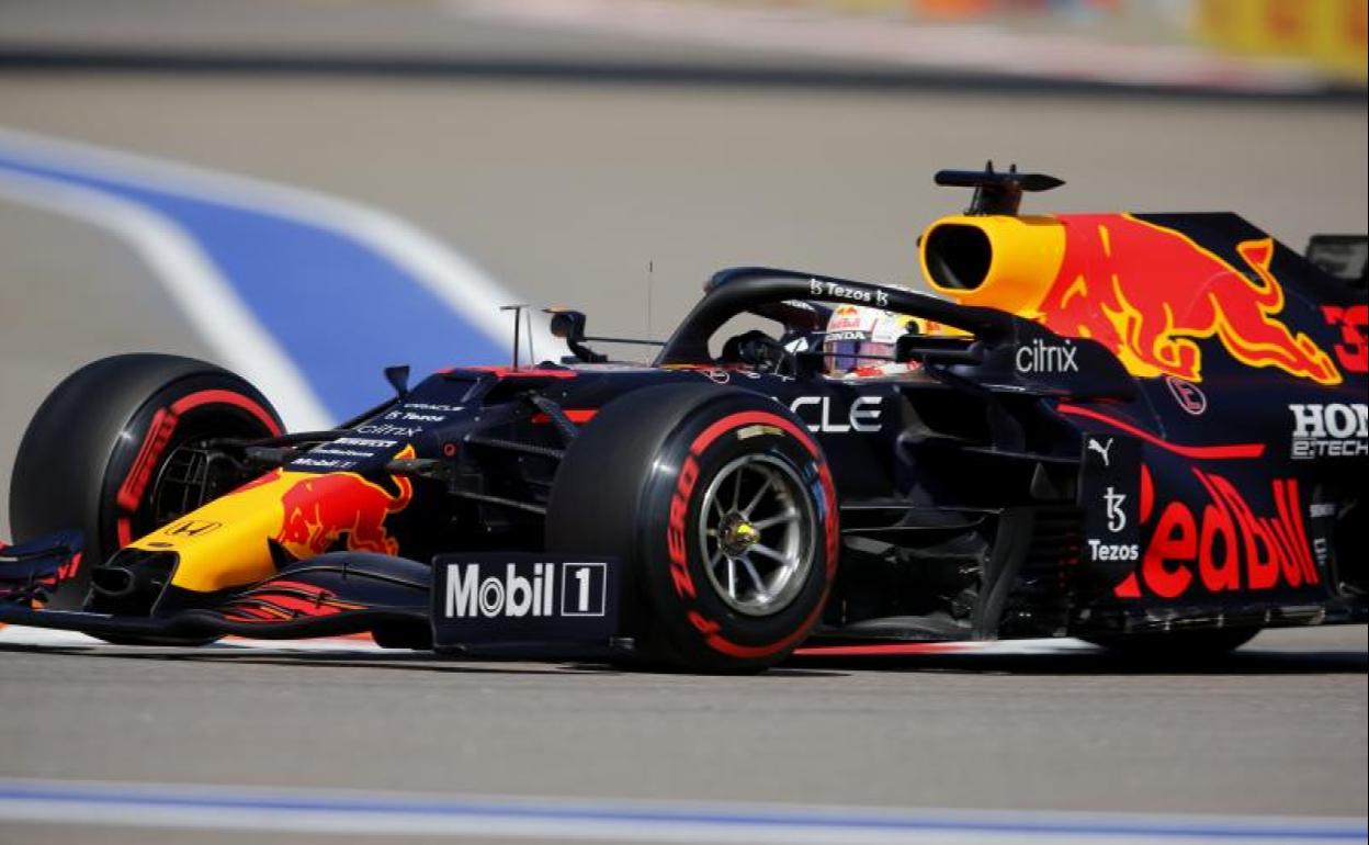 Max Verstappen, rodando por el trazado de Sochi. 