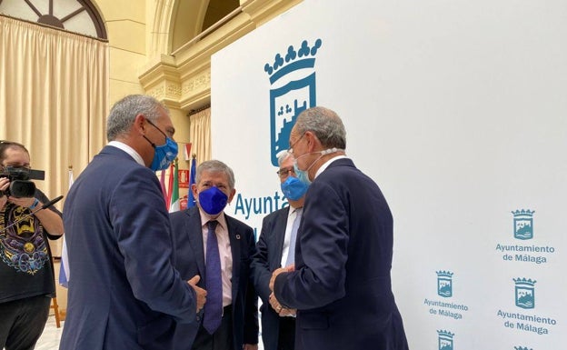 El alcalde de Málaga junto a representantes de la Universidad para la Paz.