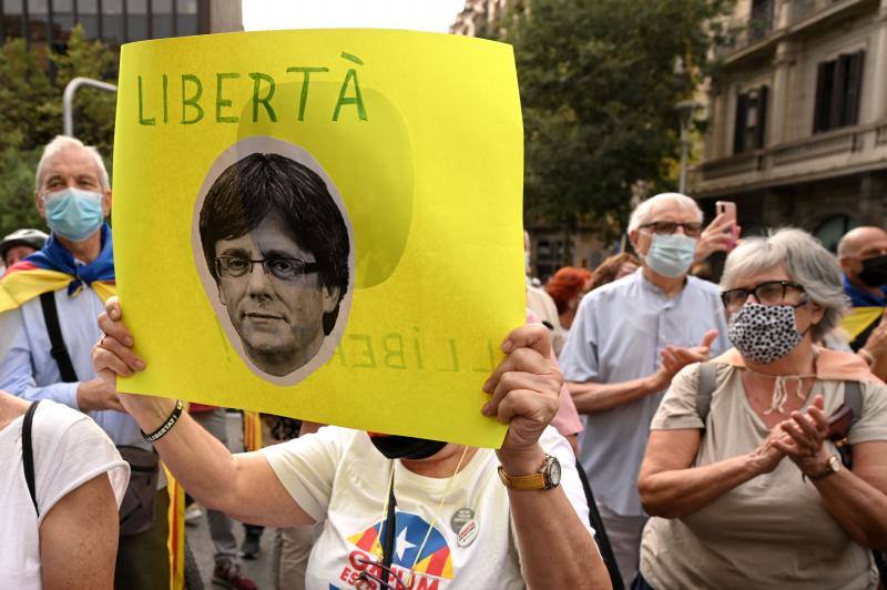 Carteles, aplausos y gritos en la manifestación en Barcleona para pedir la libertad de Puigdemont.