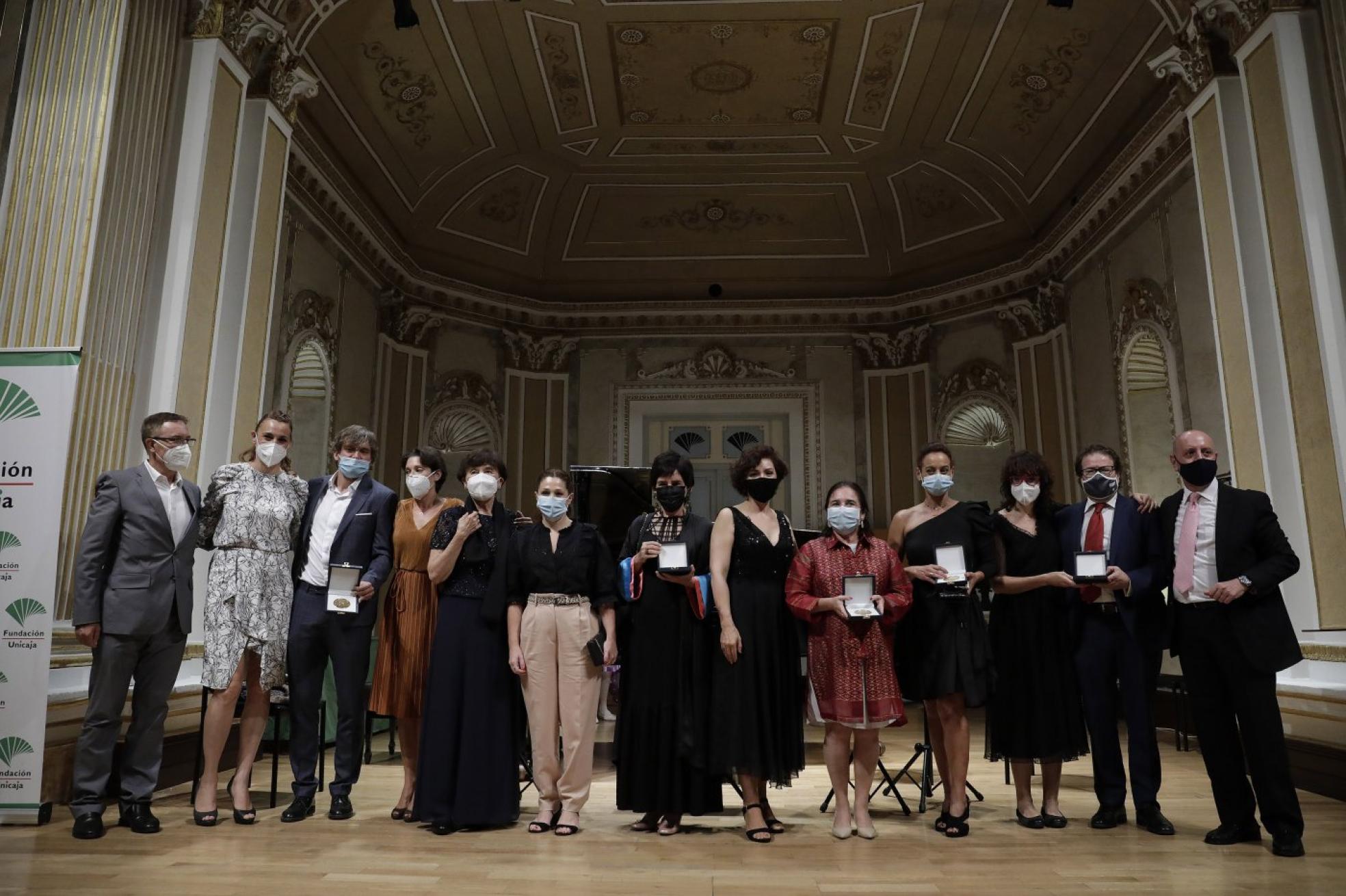 Foto de familia de los premiados con los vocales del Ateneo, su presidenta y representantes de la Fundación Unicaja.