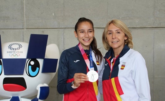 Adriana Cerezo luce su medalla de plata junto a Elena Benítez. 