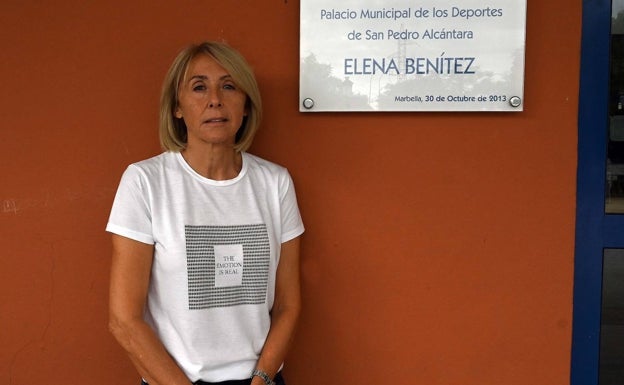 Elena Benítez, delante de la placa del pabellón sampedreño con su nombre. 