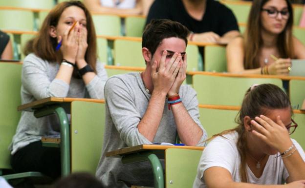 Estudiantes andaluces durantes sus examenes. 