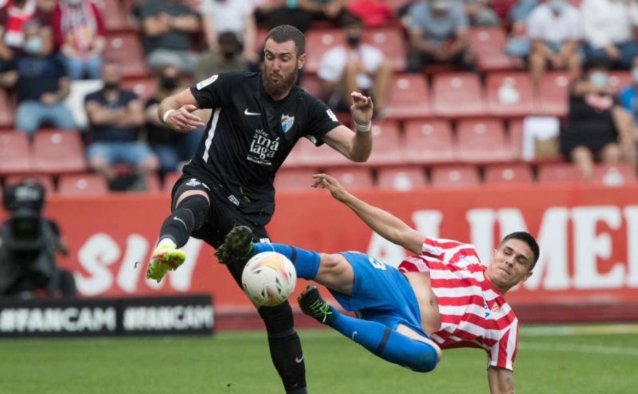 Peybernes trata de hacerse con el balón en un lance del juego. 