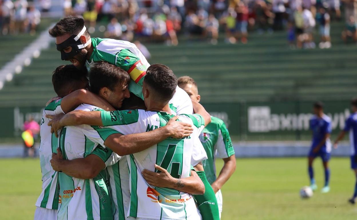 Los jugadores del Antequera celebran el tanto de Michael.