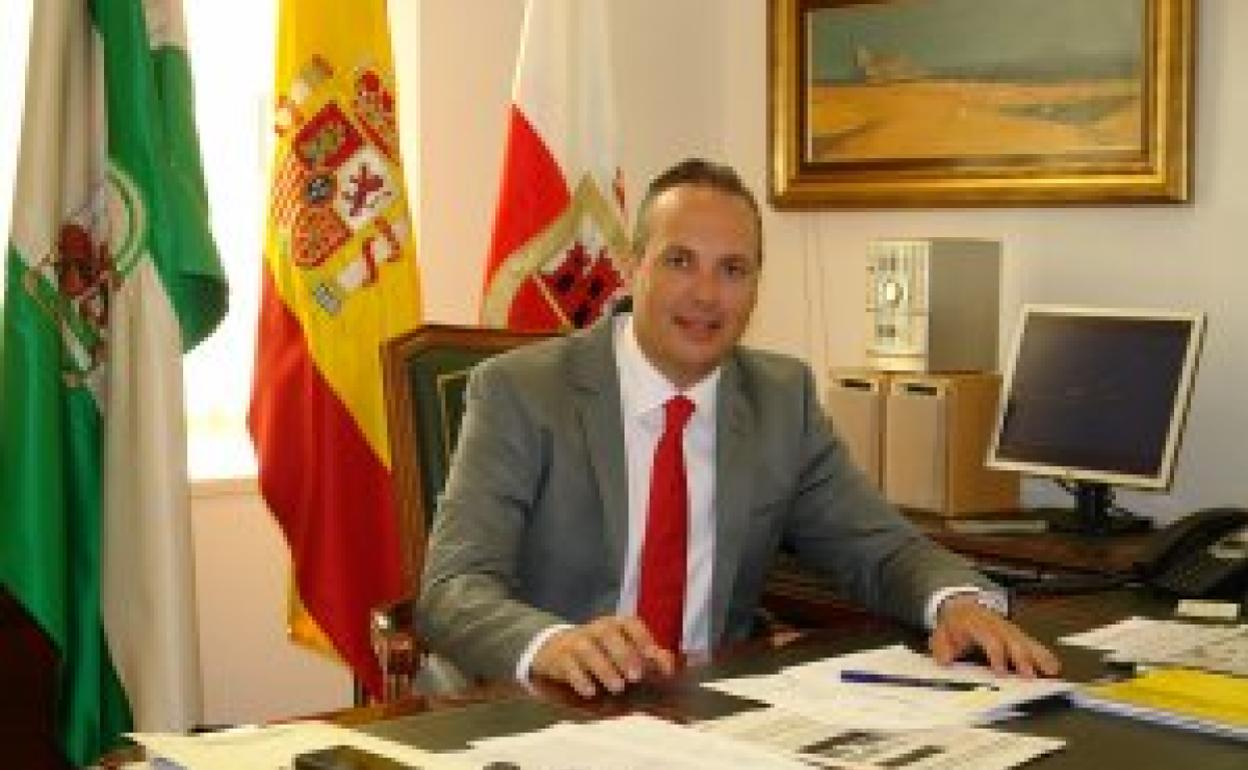 El alcalde de San Roque y líder de los delegados críticos del PSOE de Cádiz, Juan Carlos Ruiz Boix.