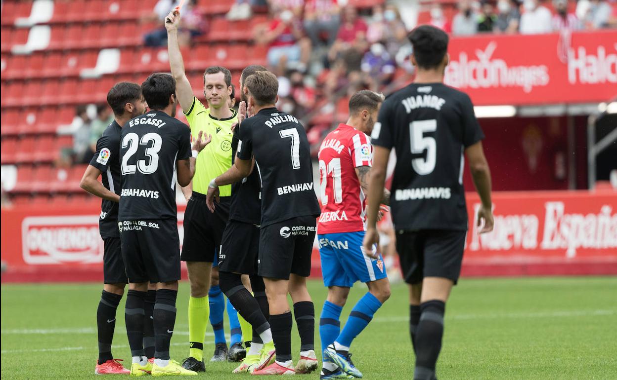 El colegiado Galech Apezteguia enseña la roja a Escassi. 